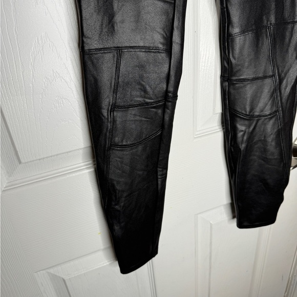SPANX Faux Leather Hip Zip Leggings In Very Black Size Medium Compression Slim - Picture 12 of 12